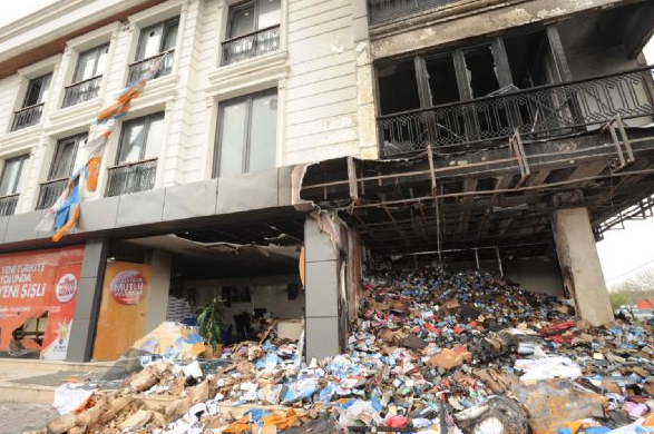 Ak Parti seçim bürosuna saldırı - Resim: 4