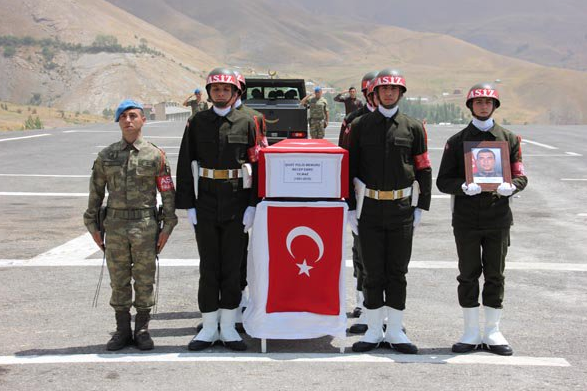 Şehit törenine damga vuran 'kahramanlık' şiiri! - Resim: 1