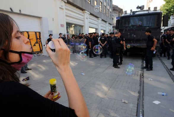 Polislere sabun köpüğü üfleyen eylemci! - Resim: 1