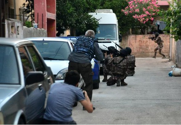 Adana'da neler oluyor? Sokaklar trafiğe kapatıldı ev ablukaya alındı  - Resim: 3
