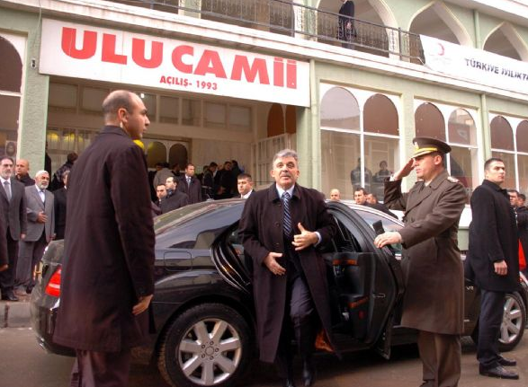 Gül bayram namazını depremzedeyle kıldı! - Resim: 1