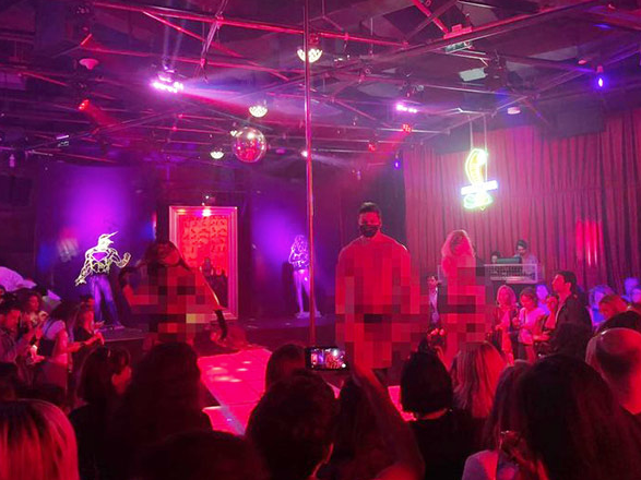 Yok böyle sergi! Bornozla karşılayıp iç çamaşırı hediye etti - Resim: 2