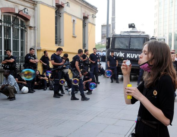 Polislere sabun köpüğü üfleyen eylemci! - Resim: 2