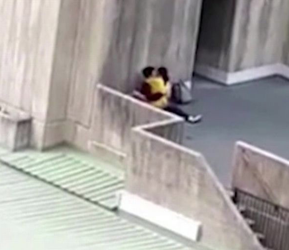 Üniversite bahçesinde güpegündüz ilişkiye girdiler! - Resim: 1