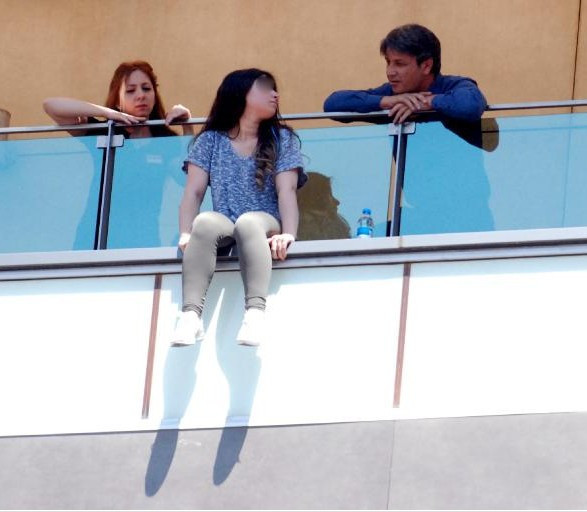 Terasa bakan telefona sarıldı herkes şoke oldu! - Resim: 3