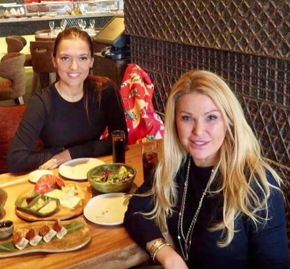 Sosyetede büyük şok! Eşi tek celsede boşadı Amerika'ya kaçtı - Resim: 1