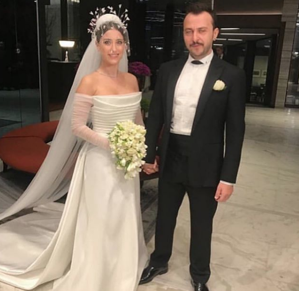 Hazal Kaya Ali Atay ile yataktan paylaştı güzel oyuncu makyajsız şaşırttı - Resim: 1