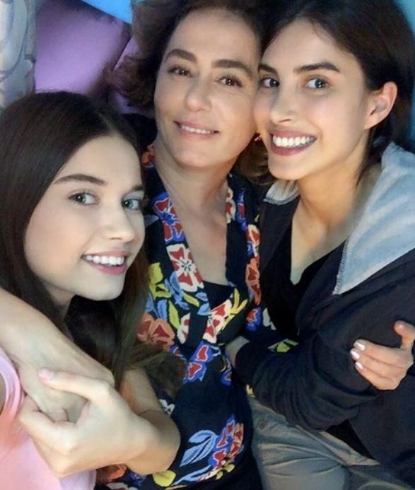 Dizi setinde yasak aşk bombası! Afra Saraçoğlu yüzünden kovuldu - Resim: 1