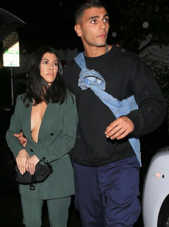 Kourtney Kardashian ceketin içine iç çamaşırı giymeyince... - Resim: 1