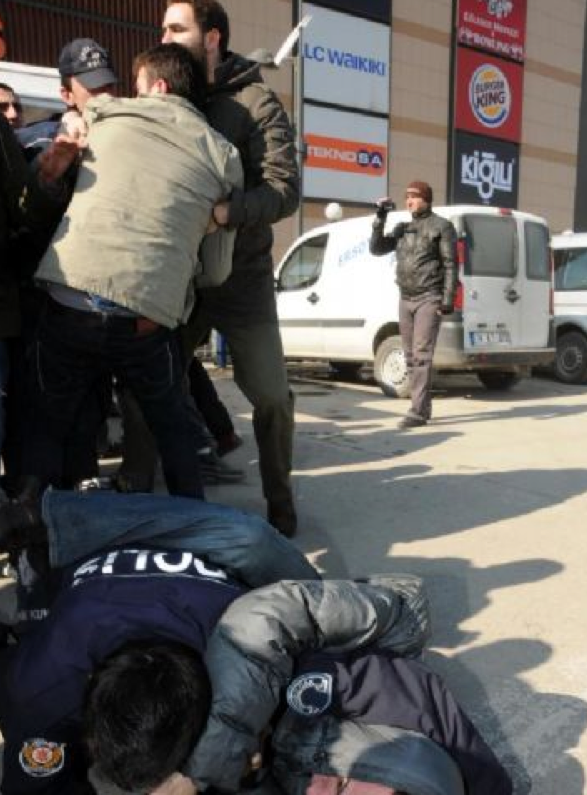 Polis öğrencileri fena dövdü - Resim: 2