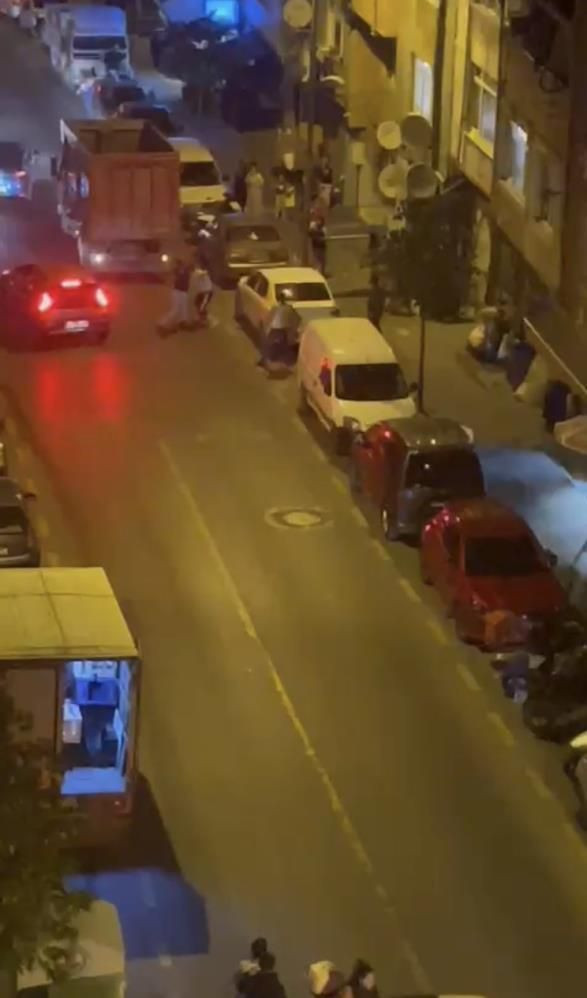 İstanbul’da hayrete düşüren görüntüler! iki grup birbirine girdi: Kavga sırasında döner bıçaklı şahsa motosiklet çarptı! - Resim: 2