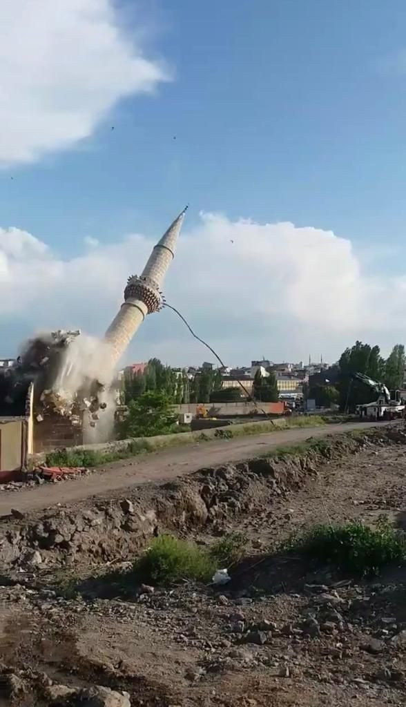 Kars'taki Bayrampaşa Cami'nin minaresinin yıkılma anı kamerada - Resim: 3