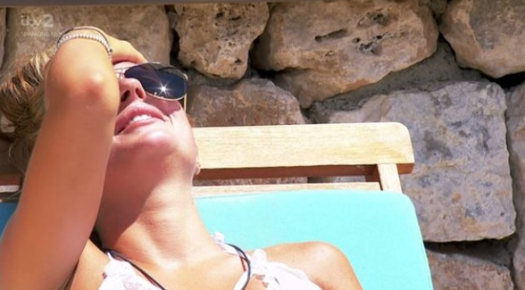 Kameralar önünde villanın banyosunda ilişkiye girdiler! - Resim: 3