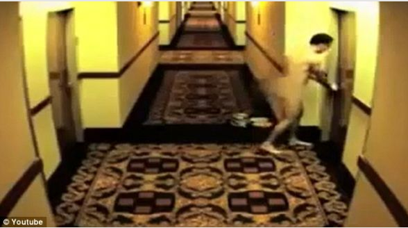  Çırılçıplak vaziyette kapıda kaldı! - Resim: 2