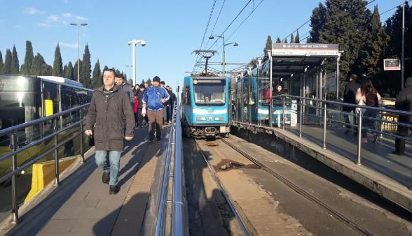 İstanbul'da tramvay seferlerinde arıza! İşe ve okullarına geç kaldılar - Resim: 4