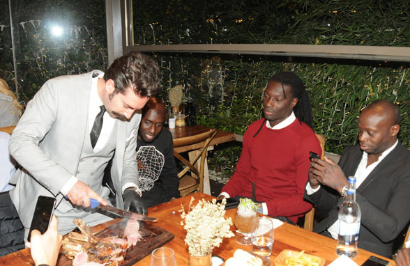 Yok artık Gomis! 8 kilo et yediler - Resim: 1