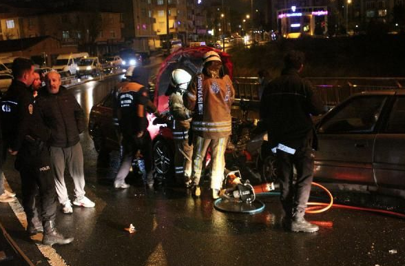 Kazaya davetiye! Ümraniye'de kafa kafaya çarpıştılar: 1'i ağır 7 kişi yaralandı - Resim: 1