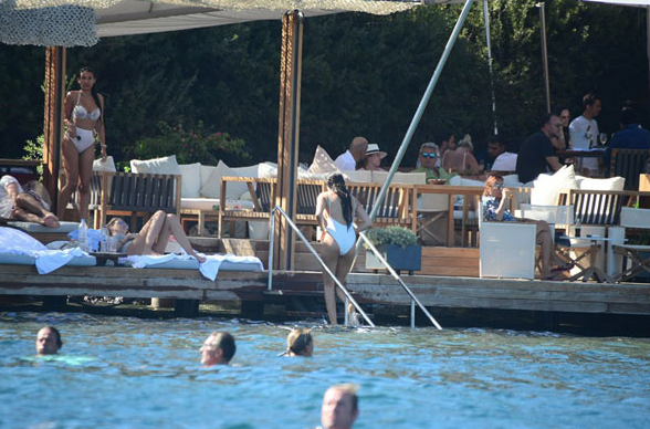 Rafet El Roman'ın kızlarına bakın! Büyüdüler plajları salladılar - Resim: 3