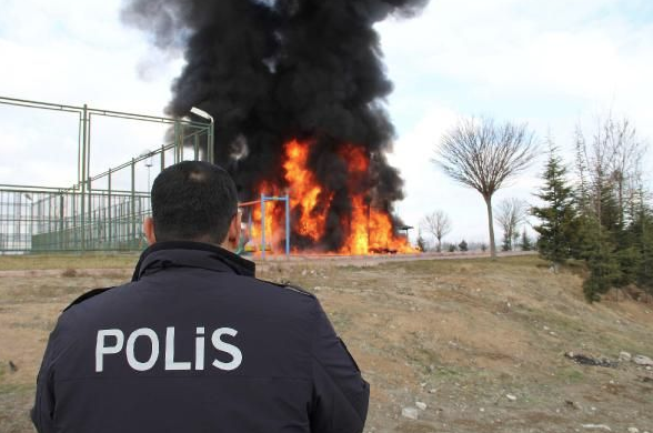Olay yeri Kayseri! Çocuk parkını benzin dökerek yaktılar - Resim: 1