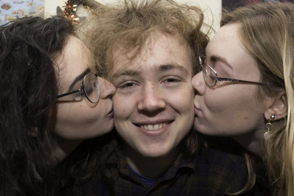 3 birbirinin sevgilisi bir ilişkiyi yaşıyorlar dördüncüyü arıyorlar - Resim: 2