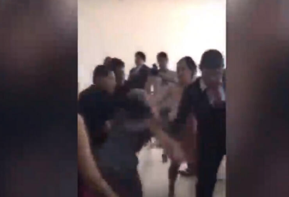 Düğünde skandal! 'Evlenemezsin seni seviyorum' diye damadın üstüne atladı - Resim: 2