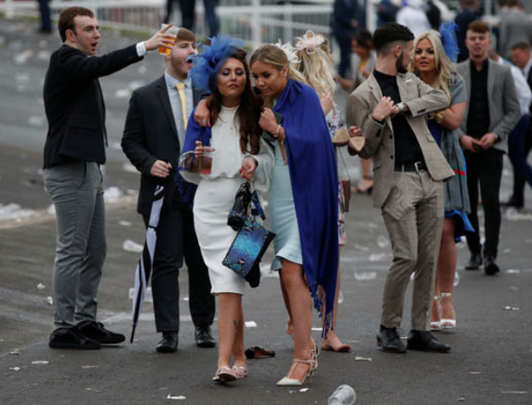 Eğlencenin dozu kaçtı fena dağıttılar! İşte skandal kareler - Resim: 1