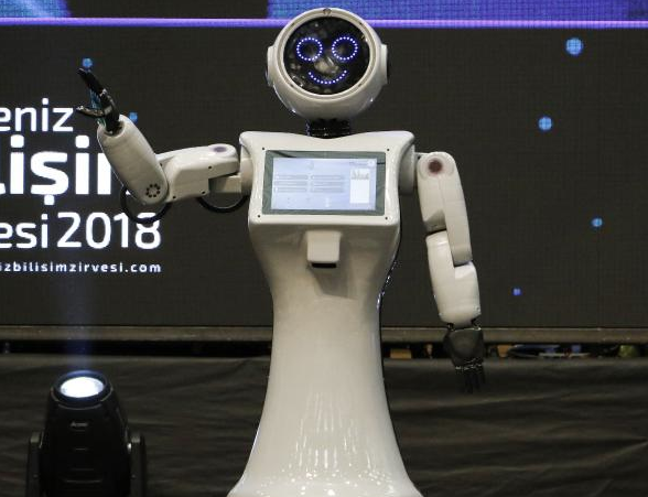 Kendisini müziğin ritmine kaptıran Konyalı robot sahneden düştü - Resim: 4
