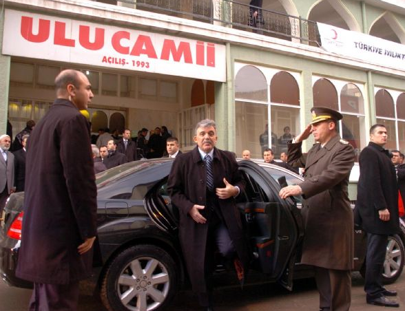 Gül bayram namazını depremzedeyle kıldı! - Resim: 2