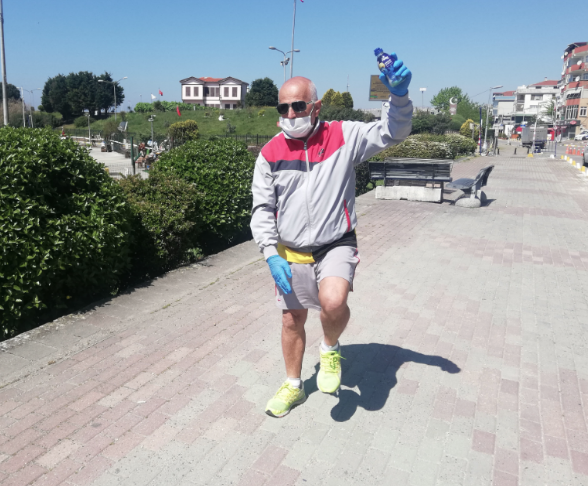 65 yaş üstü vatandaşların sokağa çıkış saatleri değiştirilsin önerisi - Resim: 1