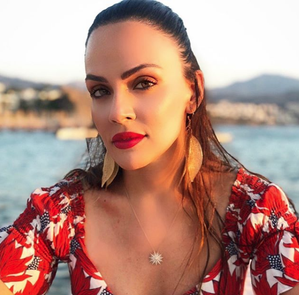 Cumhurbaşkanı Erdoğan'la uçakta pozunu paylaştı Buket Aydın'a gelen yorumlar şaşırttı - Resim: 1