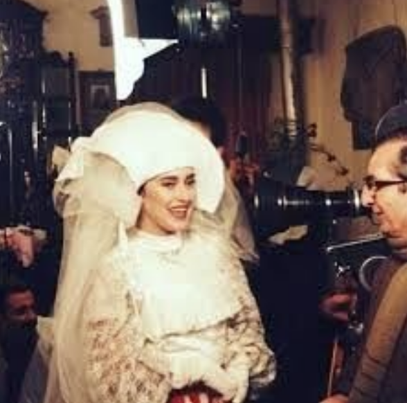 Yaprak Özdemiroğlu kimdir? Üvey kardeşi gündeme bomba gibi düştü - Resim: 2