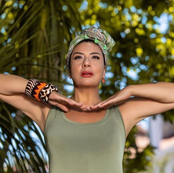 Sevgilisiyle öpüştüğü görüntülere eleştiri yağdı! Işın Karaca tehditler savurdu - Resim: 1