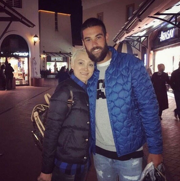 Eşine 'Annesi gibi' denen Yiğit İzik: 'Herkes haddini bilecek' - Resim: 3