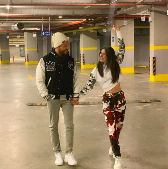 Sinan Akçıl kaç yaşında aslen nereli kiminle evli eşi Burcu Kıratlı kimdir? - Resim: 0