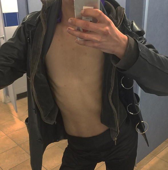 Meme uçlarını ve göbek deliğini aldırdı! Üstüne bir de satışa çıkardı... - Resim: 1