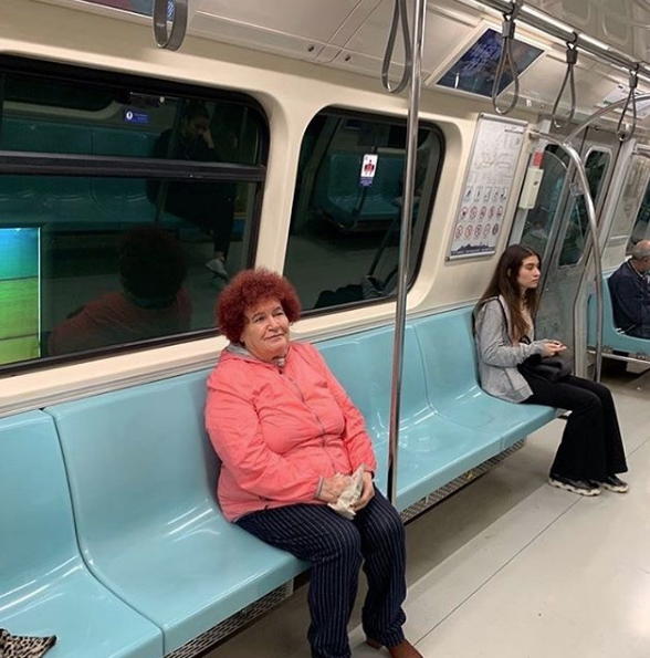 Selda Bağcan metroda görüntülendi Ebru Polat'ın yorumu alay konusu oldu - Resim: 2