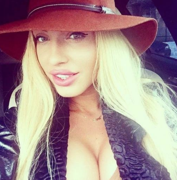 Çıplak pozlarını gören babası canına kıydı!  - Resim: 1