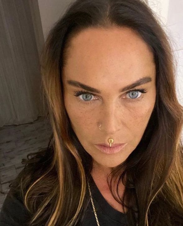 Hülya Avşar'dan kriz çıkaran klip! Çiğnediği sakızı ağzından çıkarıp göğsüne yapıştırdı - Resim: 4