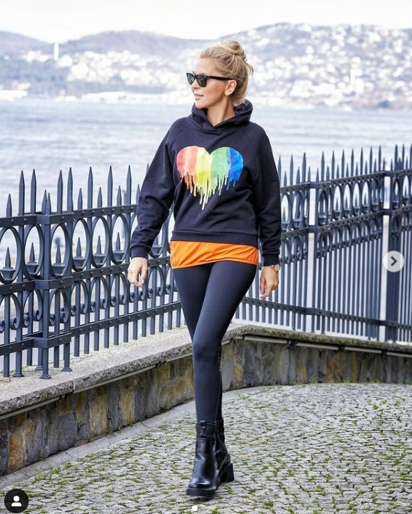 Boğaz manzaralı evinden 'evde kal' çağrısı yapan Arzu Sabancı gündem oldu - Resim: 1