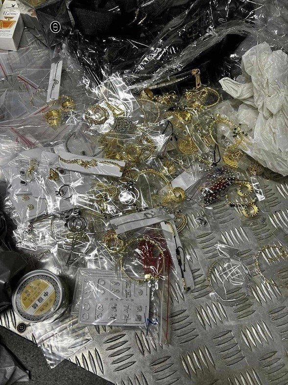 Araç değil seyyar kuyumcu! Kilolarca altın ve gümüş gümrüğe takıldı - Resim: 0