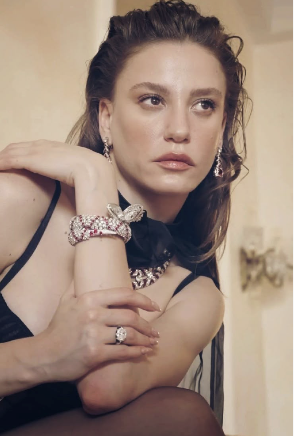 Güzel oyuncu Serenay Sarıkaya'nın yeni tasarımı olay! Ayakkabı mı çorap mı? - Resim: 1