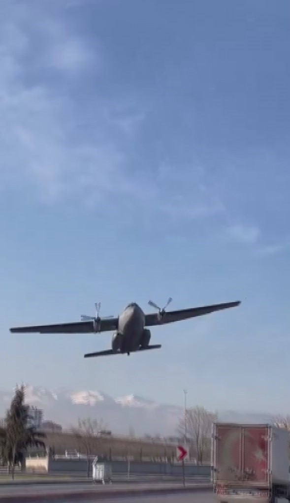 Kayseri'de C-160 kargo uçağı acil iniş yaptı! Korku dolu anlar kamerada - Resim: 1