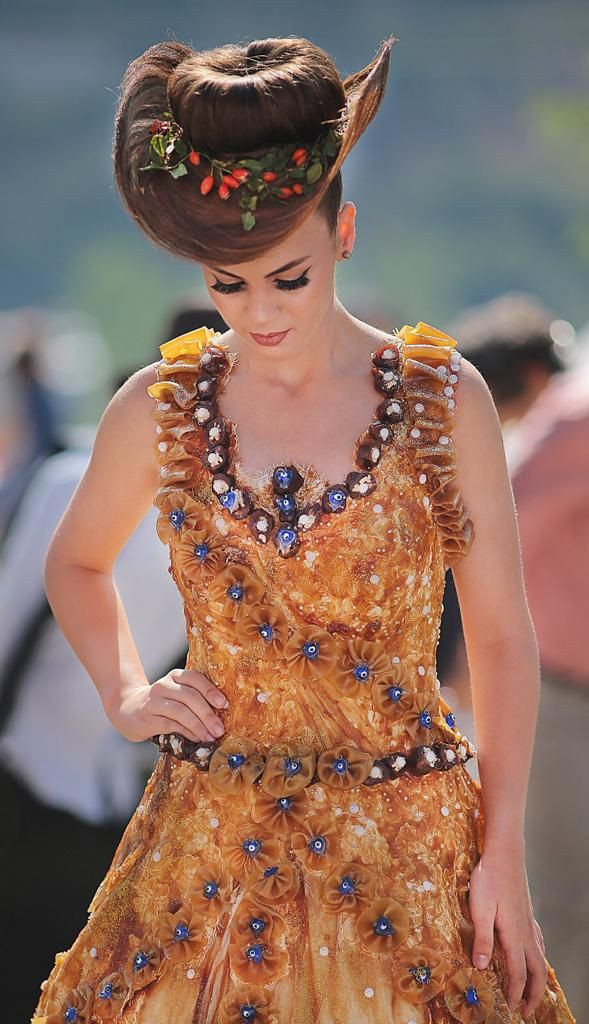 Pestil ve kömeden yapılan gelinlik şaşırttı Ankara'da fuarda gözler ona çevrildi - Resim: 3