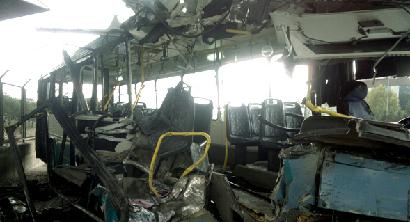 Halk otobüsü kağıt gibi yırtıldı - Resim: 3