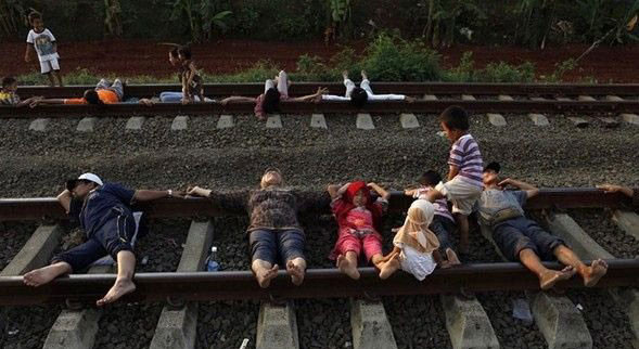 Endonezya'da şifa için demiryoluna gidiyorlar - Resim: 3