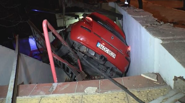 Beyoğlu'nda otomobil çay bahçesine düştü - Resim: 0