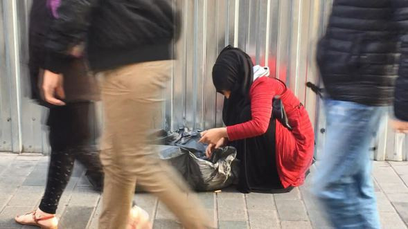 Çöpleri karıştıran kadın insanları çıldırttı - Resim: 3