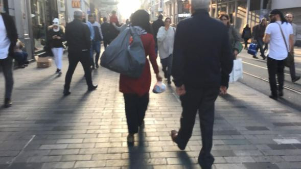 Çöpleri karıştıran kadın insanları çıldırttı - Resim: 4