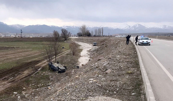 Afyonkarahisar'da otomobil tarlaya uçtu taklalar attı 1 ölü 4 yaralı - Resim: 1