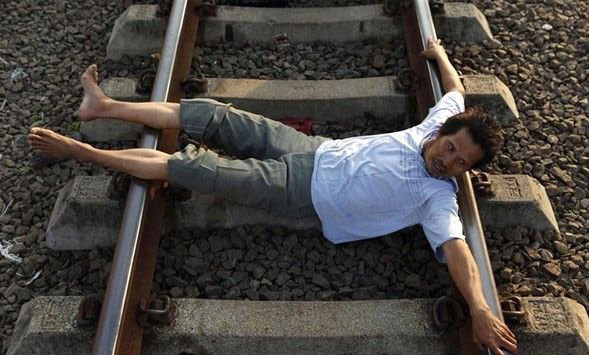 Endonezya'da şifa için demiryoluna gidiyorlar - Resim: 2